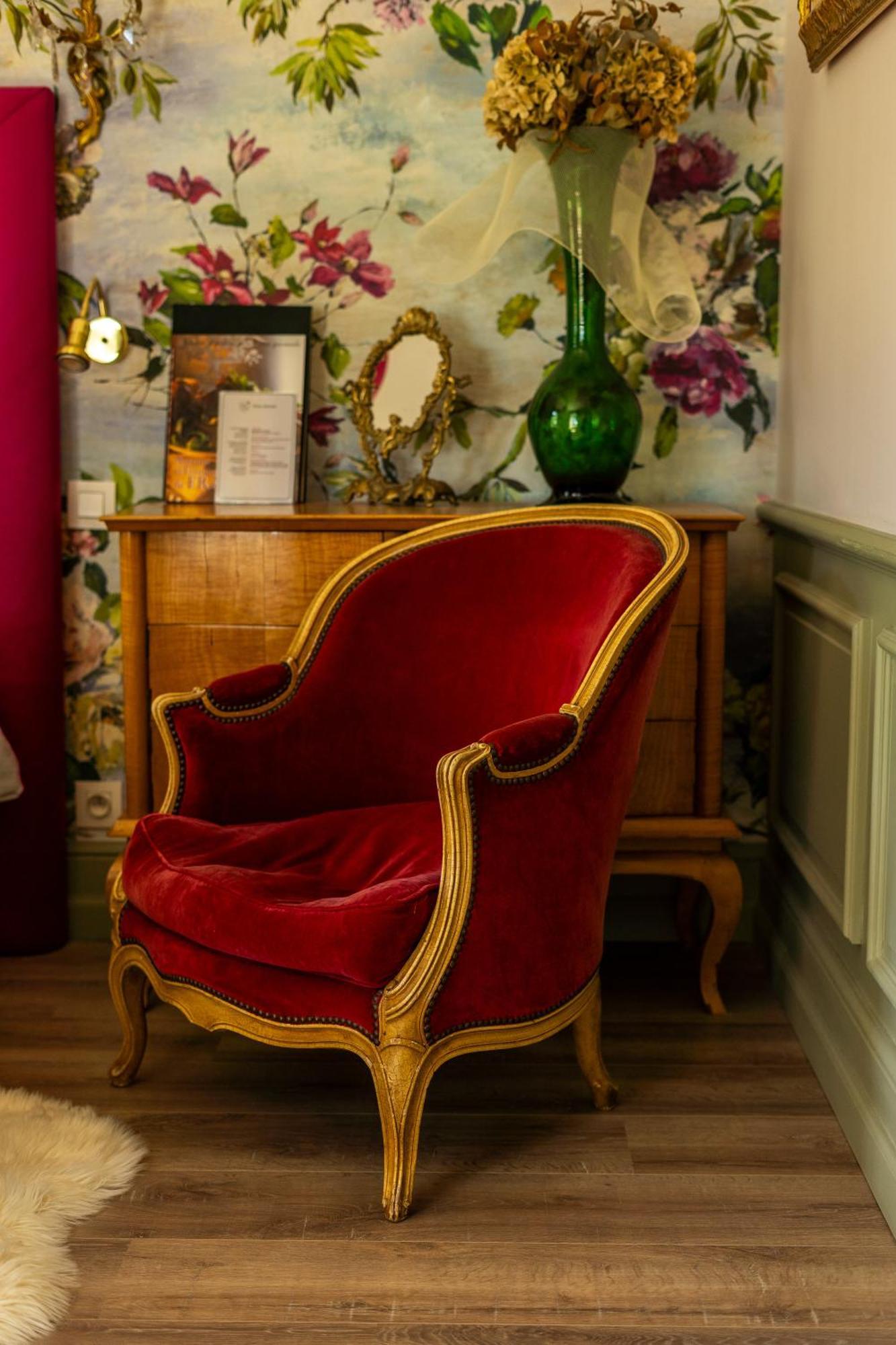 Castel Bois Marie, Maison D'Hotes Montauban Zewnętrze zdjęcie A red velvet chair