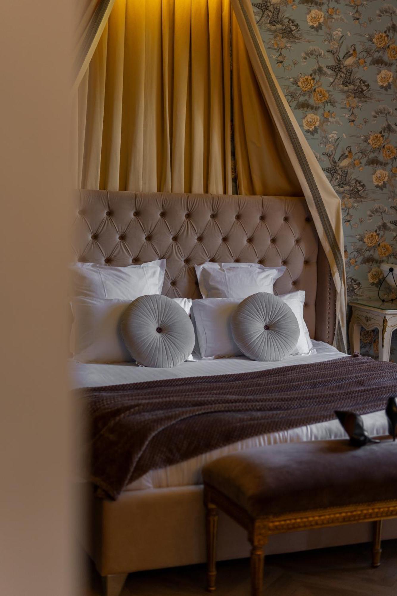 Castel Bois Marie, Maison D'Hotes Montauban Zewnętrze zdjęcie A bed with a tufted headboard